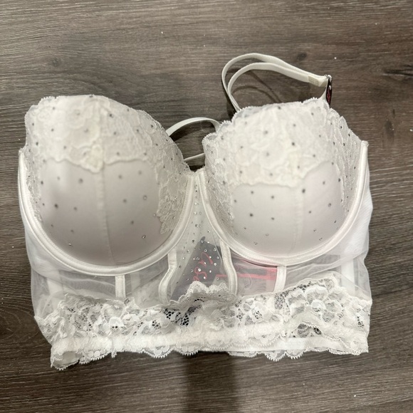 Elegant White Lace Bustier - Picture 1 of 2